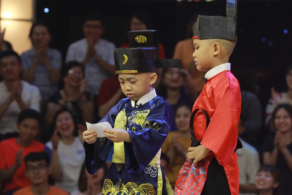 Ngay khi xuất hiện, hai danh hài không giấu được sự phấn khích khi các thí sinh tiết lộ đã chuẩn bị đến 15 kịch bản. 5 chú tiểu lựa chọn cốt truyện Bao Công xử án, lần lượt hóa thân thành các nhân vật hệt như trong nguyên tác. Trong đó, Pháp Tâm trở thành Bao Công xử án.