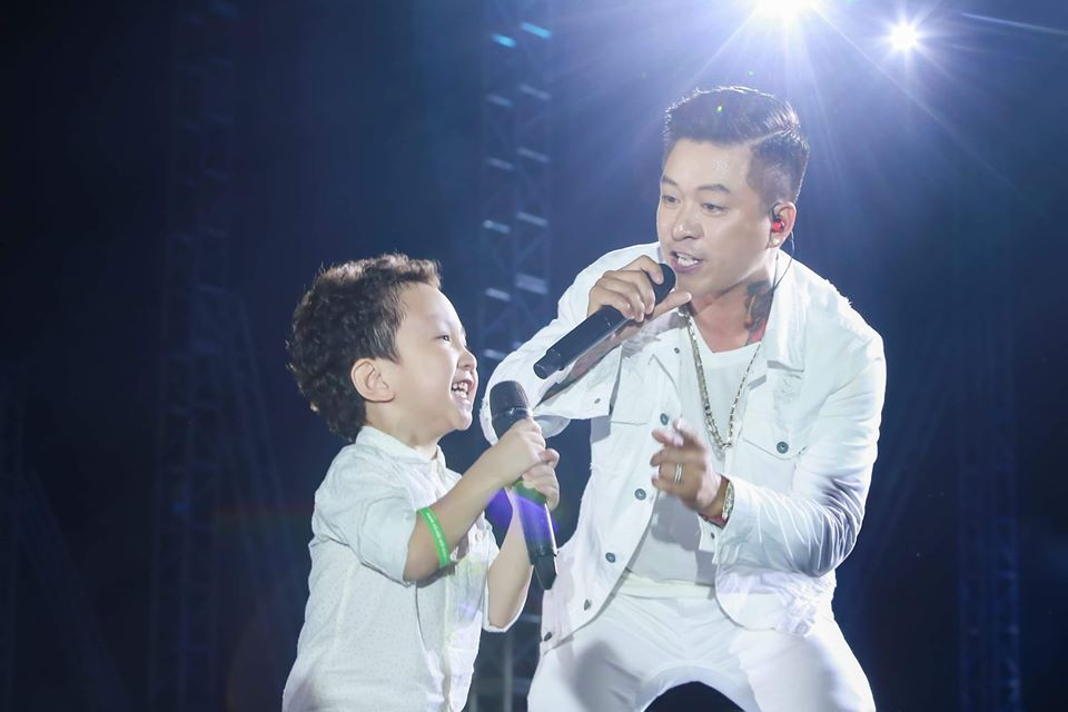 Không chỉ dành thời gian chơi với con, chăm sóc các thiên thần nhỏ, Tuấn Hưng còn mang Su Hào lên sân khấu. Cậu nhóc được khen chất hơn cả bố.