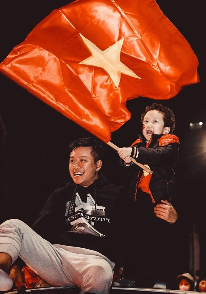 Và hình ảnh Su Hào đi bão cùng bố mừng chiến thắng của đội tuyển Việt Nam.