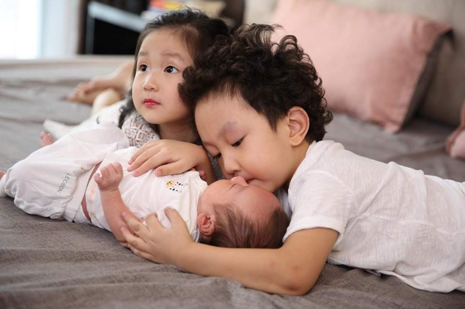 Hơn tất cả, gia đình với những đứa con ngoan, đáng yêu mới là tài sản vô giá của Tuấn Hưng.