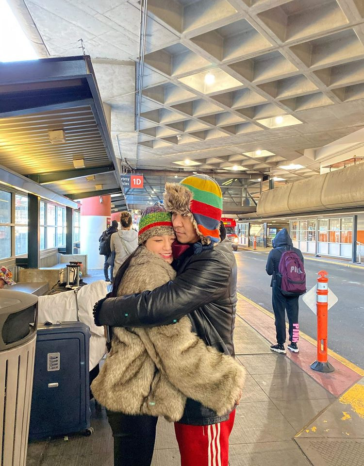 Đổi lại Thu Hương cũng chăm sóc chồng con chu đáo. Không chỉ giỏi giang trong việc kinh doanh làm đẹp, bà xã Tuấn Hưng còn hỗ trợ cho sự nghiệp của chồng, đồng hành cùng nam ca sĩ trong những chuyến lưu diễn.