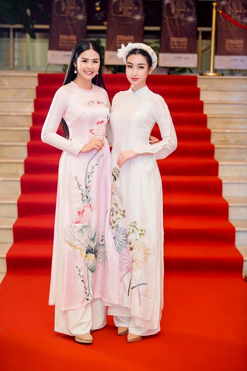 Cặp chị em hoa hậu Ngọc Hân - Mỹ Linh vừa có dịp hội ngộ tại Chương trình nghệ thuật giới thiệu Gương mặt nghệ sĩ năm 2019.