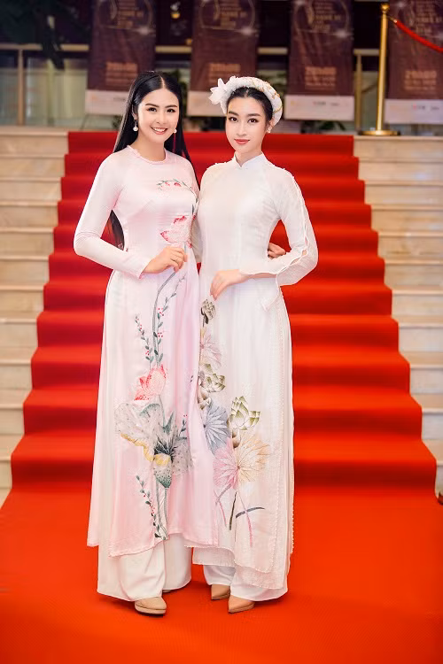 Cặp chị em hoa hậu Ngọc Hân - Mỹ Linh vừa có dịp hội ngộ tại Chương trình nghệ thuật giới thiệu Gương mặt nghệ sĩ năm 2019.