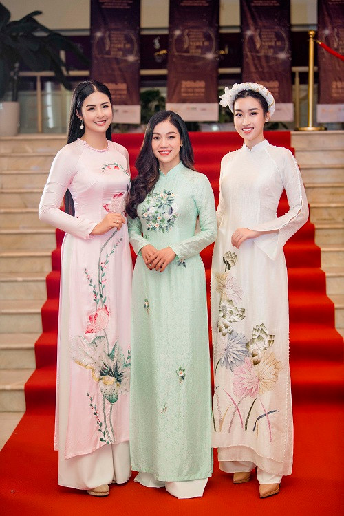 Đỗ Mỹ Linh chụp ảnh cùng Ngọc Hân và bà trùm hoa hậu Phạm Kim Dung.