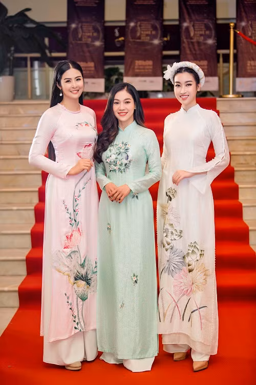 Đỗ Mỹ Linh chụp ảnh cùng Ngọc Hân và bà trùm hoa hậu Phạm Kim Dung.