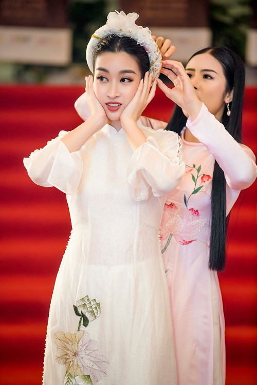 Trước khi sự kiện diễn ra, chiếc mấn của Hoa hậu Đỗ Mỹ Linh bất ngờ bị bong ra. Hoa hậu Ngọc Hân đã ra tay chỉnh sửa lại chiếc mấn cũng như trang phục cho cô em của mình.