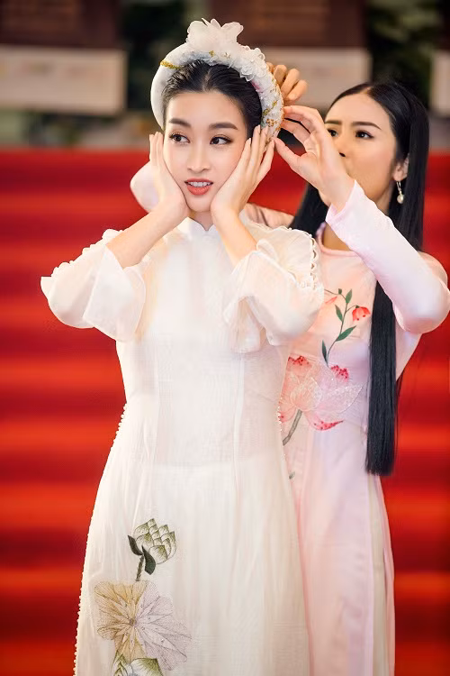 Trước khi sự kiện diễn ra, chiếc mấn của Hoa hậu Đỗ Mỹ Linh bất ngờ bị bong ra. Hoa hậu Ngọc Hân đã ra tay chỉnh sửa lại chiếc mấn cũng như trang phục cho cô em của mình.