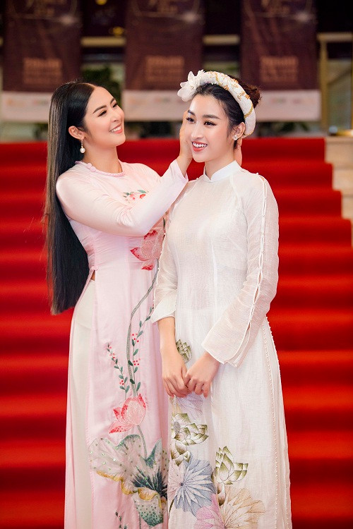 Cả hai nàng hậu đều diện áo dài truyền thống. Mặc dù tuổi tác cách xa nhau nhưng Hoa hậu Ngọc Hân vẫn giữ được vẻ đẹp thanh xuân, không hề kém cạnh đàn em Đỗ Mỹ Linh.