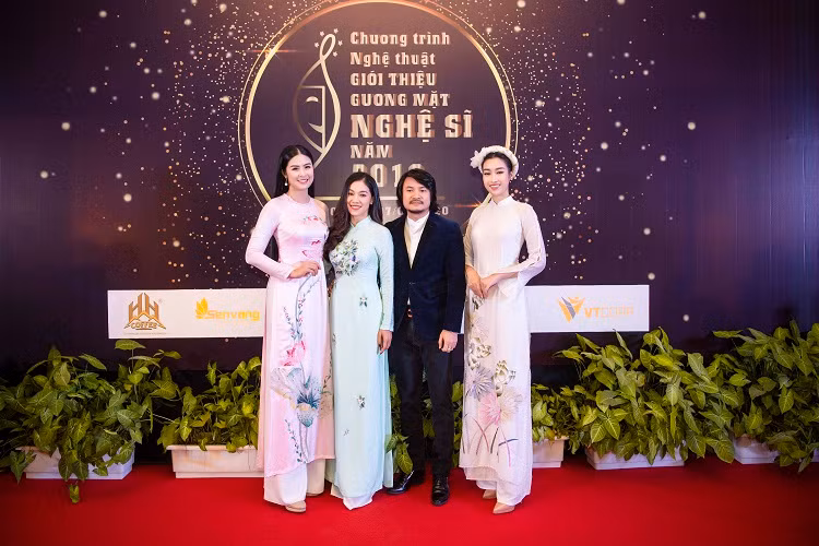 Sau đăng quang Hoa hậu Việt Nam năm 2010, Ngọc Hân không quá năng nổ với các hoạt động showbiz mà theo đuổi niềm đam mê thời trang.