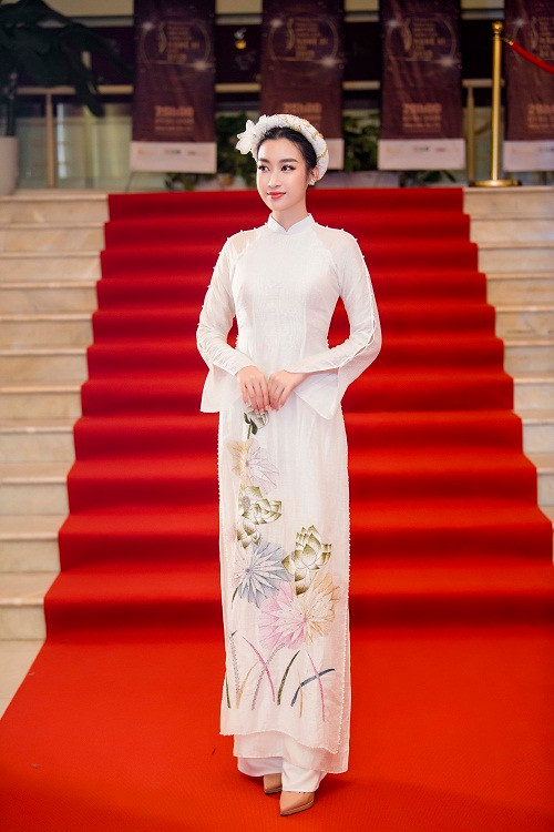 Được biết áo dài mà Hoa hậu Đỗ Mỹ Linh mặc trong sự kiện cũng do chính tay Hoa hậu Ngọc Hân thiết kế.