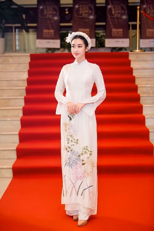 Được biết áo dài mà Hoa hậu Đỗ Mỹ Linh mặc trong sự kiện cũng do chính tay Hoa hậu Ngọc Hân thiết kế.