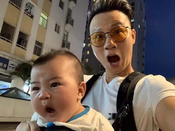 Ngoài cậu cả, cô hai và cậu ba, nam ca sĩ nổi tiếng giờ còn làm bảo mẫu chăm luôn cả cậu út. Anh phải bày đủ trò chơi ở nhà cho các con giải trí sau giờ học online. Ngoài ra còn phải đưa cả gia đình về thăm nhà ngoại. Buổi tối lại chở cậu út đi hóng mát cho dễ ngủ. Thế là hết một ngày dài chỉ toàn con với con.