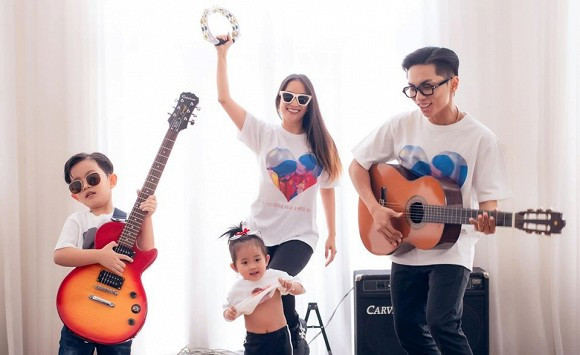  Phan Hiển lập luôn ban nhạc tại gia, quay vlog, đưa vợ con đi khắp thế gian: Mùa dịch thì kệ mùa dịch, gia đình nhà Phan Hiển - Khánh Thi vẫn cực vui nhộn.