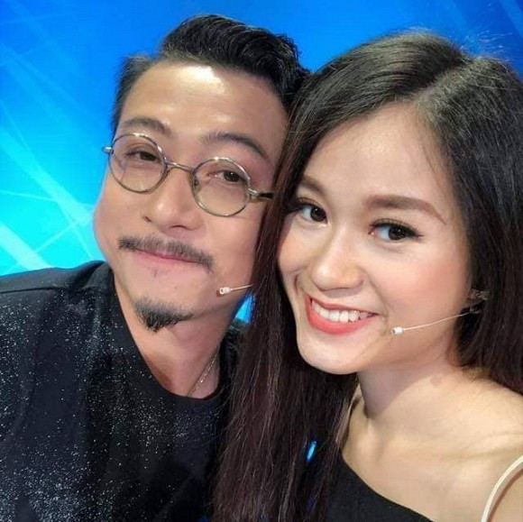 Trong ảnh, Hứa Minh Đạt diện trang phục đời thường, bịt khẩu trang và đeo găng tay tích cực rửa chén một cách chăm chỉ. Anh nhận được nhiều lời khen vì sự đảm đang, biết giúp vợ việc nhà khi cô bận lịch quay ở phim trường.