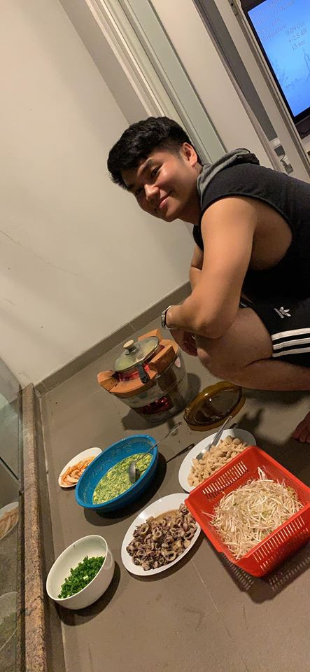  Trung Kiên trở thành siêu đầu bếp và thợ hồ chính hiệu: Mùa dịch Corona đang khá căng thẳng khi số ca nhiễm bệnh tăng cao. Vì thế, hiện tại, ai nấy hạn chế ra đường để bảo vệ an toàn cho bản thân và cộng đồng. Chính vì ở nhà nên Trung Kiên ngoài phụ vợ chăm sóc công chúa nhỏ còn được dịp phát huy tài năng khéo léo của mình.