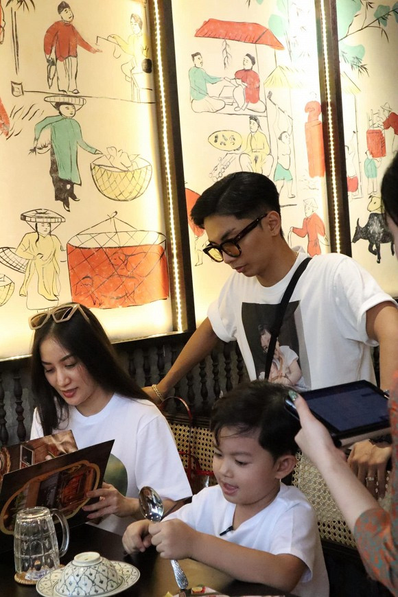 Có chồng đảm lại cưng chiều thế này, Khánh Thi còn đòi hỏi gì hơn? Xem video "Bữa cơm, giấc ngủ vội của những chiến binh chống Covid-19". Nguồn VTC: