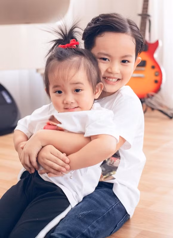 Ngoài việc phụ vợ quản lí trường dạy múa, Phan Hiển còn đảm nhiệm phụ chăm hai con nhỏ.