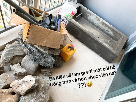 Chưa dừng lại ở đó, để tránh người lạ vào nhà và tiết kiệm kinh tế, Trung Kiên còn trổ tài xây cả một hòn non bộ thu nhỏ ngoài ban công căn hộ chung cư cao cấp cho gia đình nhỏ của mình.