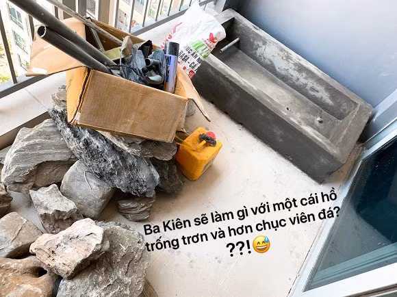 Chưa dừng lại ở đó, để tránh người lạ vào nhà và tiết kiệm kinh tế, Trung Kiên còn trổ tài xây cả một hòn non bộ thu nhỏ ngoài ban công căn hộ chung cư cao cấp cho gia đình nhỏ của mình.