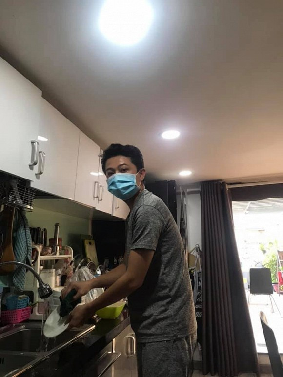  Hứa Minh Đạt được rèn luyện tay nghề rửa chén: Ngay trong thời điểm khó khăn của Corona, Hứa Minh Đạt khoe chuyện vợ anh "hướng nghiệp" mùa dịch cho mình. Nam nghệ sĩ hài dí dỏm: "Vợ mình hướng nghiệp cho mình những ngày này ổn ghê các bạn ạ... Giờ làm nghề rửa chén là thường xuyên đeo khẩu trang và lúc nào cũng rửa tay bằng xà phòng... Nghề ổn quá ổn các bạn ạ!".