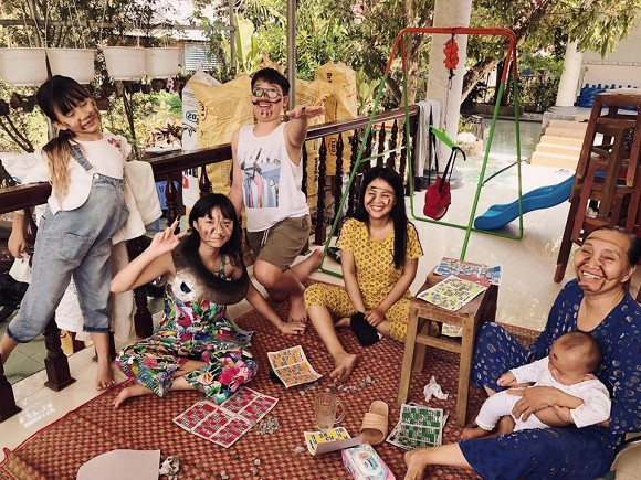  Hoàng Bách hướng nghiệp trở thành "bảo mẫu" siêu cấp: Nổi tiếng là ông chồng vô cùng yêu thương vợ, tất nhiên khi mùa dịch đang lan nhanh, Hoàng Bách cũng tạm gác lại công việc để chăm đàn con mọn.