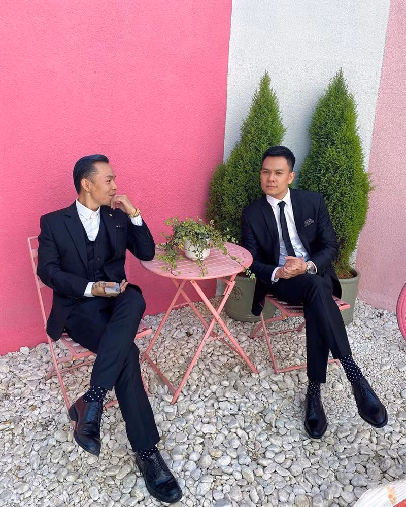 Gây chú ý nhất trong đám cưới Tóc Tiên - Hoàng Touliver phải kể đến chàng rappper Binz điển trai, cool ngầu. Bỏ qua những bộ cánh style Hiphop thường thấy, nam ca sĩ diện vest bảnh bao, tóc vuốt under-cut chỉn chu.