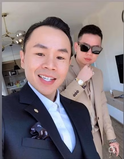 Đặc biệt phải kể đến hàm răng bọc kim cương mới tinh của Binz.