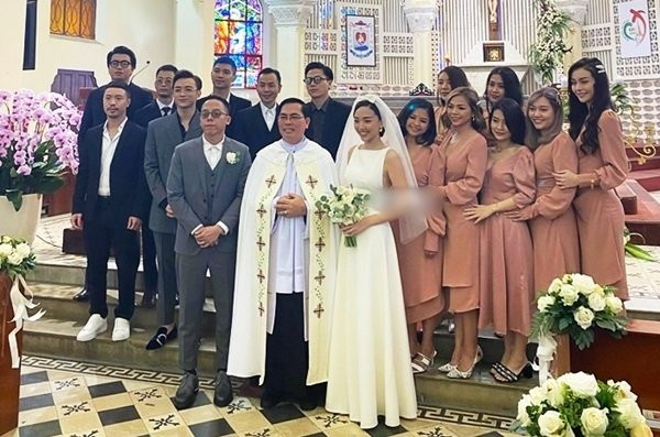 Dam cuoi Toc Tien nhung Binz moi gay chu y boi ham rang kim cuong tien ty