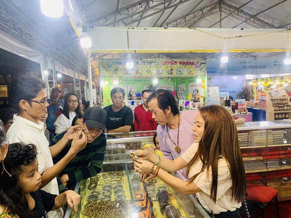 Gian hàng của danh hài Hoài Linh sôi động và đông đúc nhất vì lúc nào cũng có khách đến xem hàng và xin chụp ảnh liên tục cùng ông.