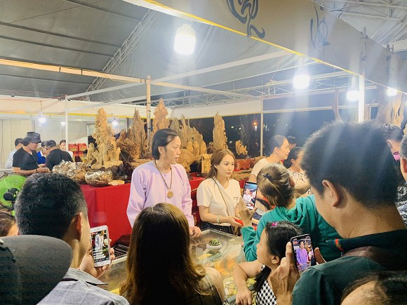 Dù 19/1 là ngày khai trương chính thức nhưng chỉ mới 18/1 đã có nhiều khán giả, người hâm mộ… biết đến và ủng hộ nam danh hài.