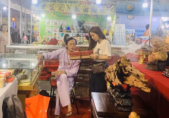 Danh hài Hoài Linh bán hàng ở hội chợ thay vì tất bật chạy show.