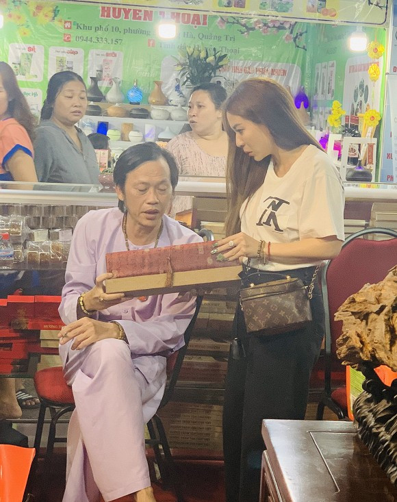 Diện trang phục bà ba giản dị, danh hài Hoài Linh thu hút sự chú ý của công chúng. Ông cùng con gái nuôi là ca sĩ Ánh Linh đã cùng nhau trò chuyện thật vui vẻ, cùng nhau livestream, ca hát và có với nhau những giây phút thật đầm ấm trước ngày Tết đang về cận kề.