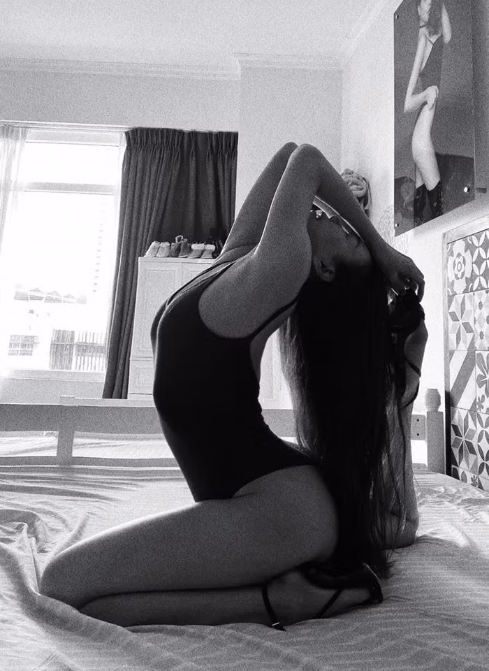 Trà Ngọc Hằng với bức ảnh gợi cảm cùng dòng tâm trạng: "Ai cũng có nỗi niềm rất riêng, là chuyện tình, chuyện đời bao nhiêu mệt mỏi, là đêm dài thao thức cùng bao nhiêu câu hỏi: Thanh xuân kia mình vui được mấy lần".