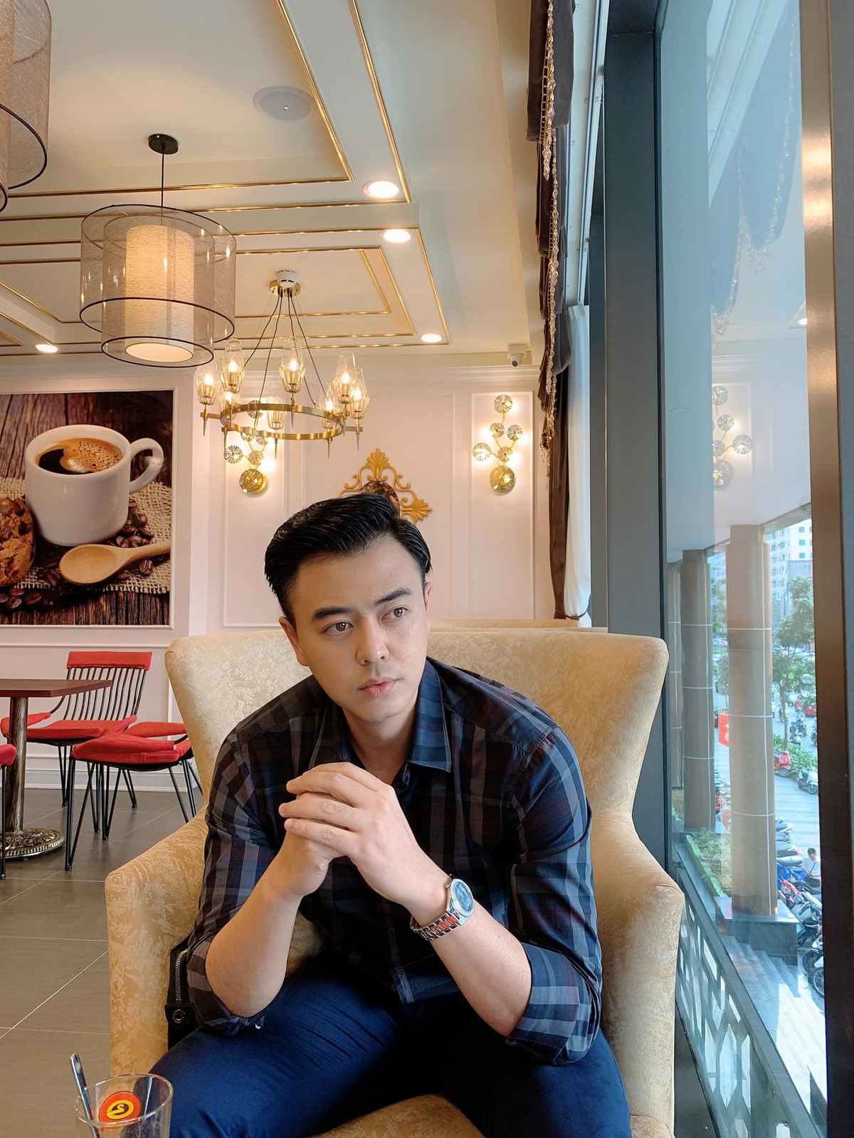 "Ngồi đây từ chiều mà không ai hỏi, chắc sợ hỏi làm mệt mỏi đời nhau", diễn viên Tuấn Tú hài hước.