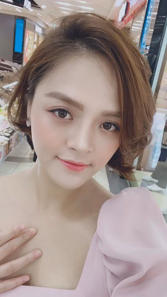 Diễn viên Thu Quỳnh "Về nhà đi con" chia sẻ bức ảnh xinh đẹp: "Hồng mượt cho một sáng trẩy hội đầy gian nan! Tuần mới nhiều việc nhiều tiền như tắc đường sáng nay nhé chúng mình!".