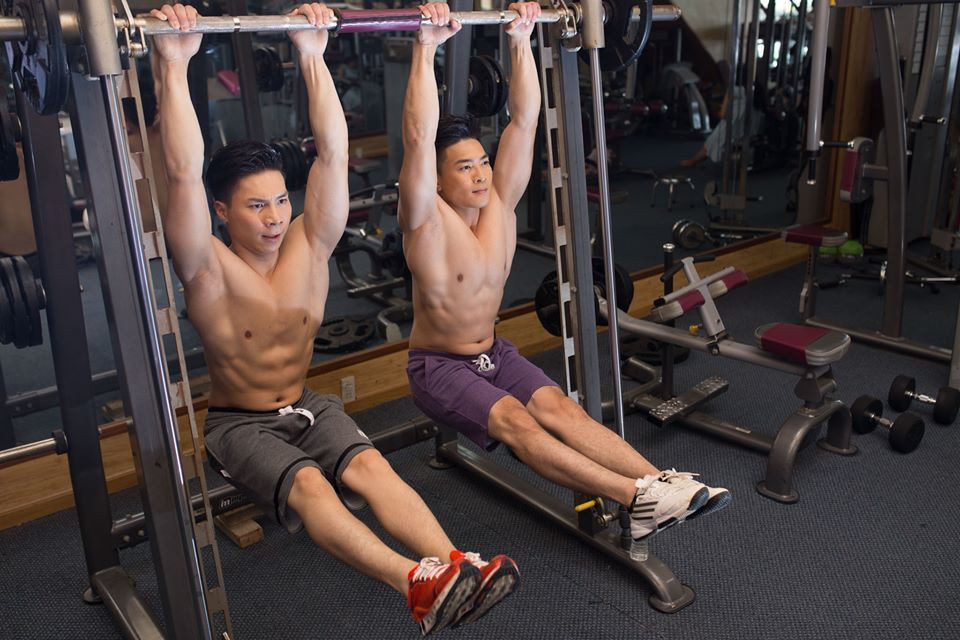 Anh em Quốc Cơ - Quốc Nghiệp khoe khoảnh khắc tập luyện kèm chia sẻ dí dỏm: "Cứ treo người lên, bụng sẽ tự có múi nha mọi người".