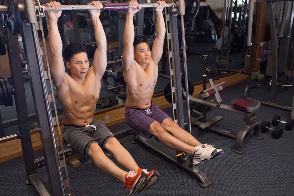 Anh em Quốc Cơ - Quốc Nghiệp khoe khoảnh khắc tập luyện kèm chia sẻ dí dỏm: "Cứ treo người lên, bụng sẽ tự có múi nha mọi người".