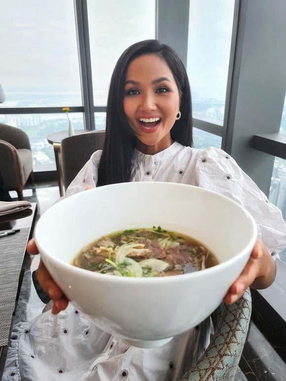 Sao Việt Hoa hậu H'Hen Niê hào hứng khoe bức ảnh thưởng thức tô phở siêu to khổng lồ khiến fan thích thú.