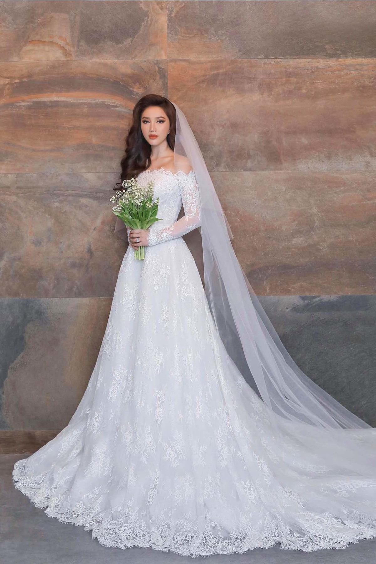 Bảo Thy chia sẻ lại khoảnh khắc rạng rỡ khi mặc váy cưới kỷ niệm 7 tháng lên xe hoa.