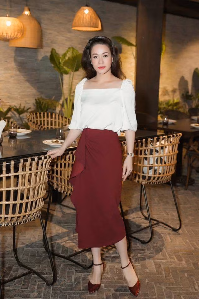 "Đủ lý trí để nhận ra một số thứ là giả dối, nhưng không đủ can đảm để tin đó là sự thật", Nhật Kim Anh úp mở.