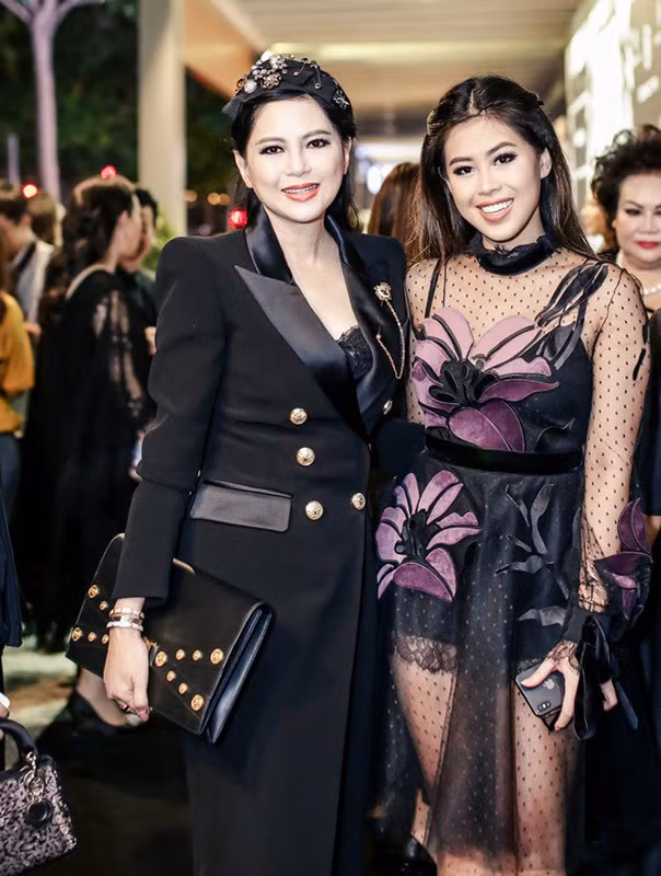 Thêm vào đó, cô còn thường xuyên xuất hiện với vai trò khách mời trong cách show thời trang đình đám; của các nhà mốt danh tiếng thế giới cùng cô con gái xinh đẹp Tiên Nguyễn.