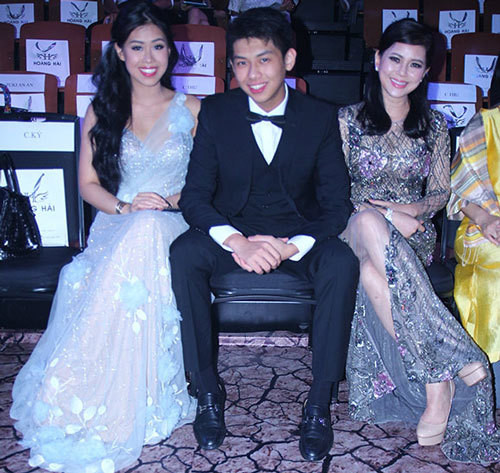 Tuy bước sang tuổi 50, nhưng cô vẫn nổi tiếng với nhan sắc mặn mà, quyến rũ cùng gu ăn mặc sành điệu.