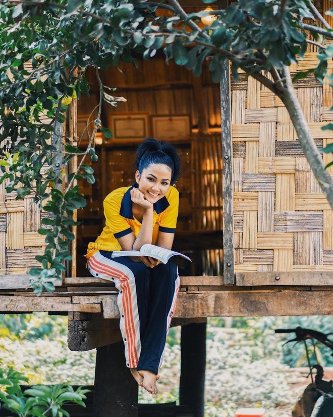 Ban trai khoe anh chup o nha H'Hen Nie tai Dak Lak-Hinh-2