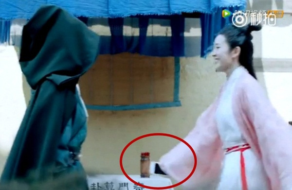 Trong Tru tiên: Thanh vân chí, nhân vật Điền Linh Nhi do Đường Nghệ Hân diễn vô tư cầm điện thoại xuất hiện trên màn hình. Theo Sina, có thể cảnh quay không dài, Đường Nghệ Hân nghĩ rằng ống tay áo cho thể che giấu điện thoại nên mới mắc lỗi sơ đẳng như vậy.