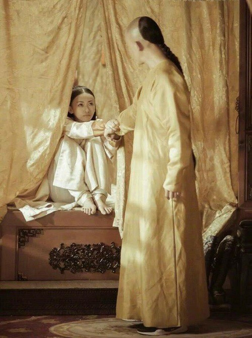 Trong một cảnh khác, nhân vật của Nhiếp Viễn đi giày thể thao, mặc đồ cổ trang cũng bị khán giả phát hiện.