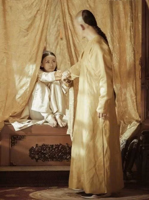 Trong một cảnh khác, nhân vật của Nhiếp Viễn đi giày thể thao, mặc đồ cổ trang cũng bị khán giả phát hiện.