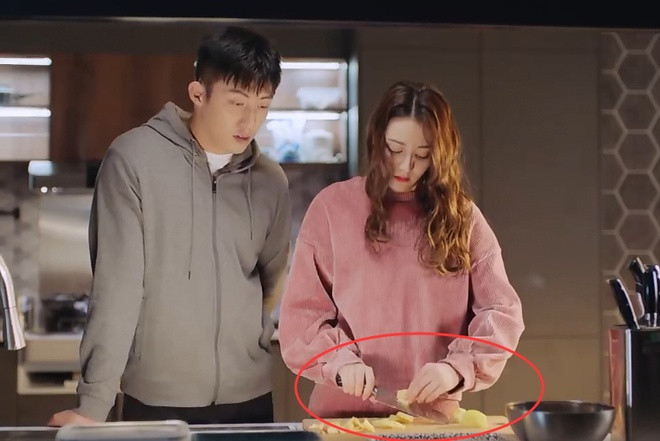 Trong phim Hạnh phúc trong tầm tay đo Địch Lệ Nhiệt Ba và Hoàng Cảnh Du đóng chính có phân cảnh người đẹp Tân Cương tự tay nấu canh gừng chăm sóc bạn trai. Tuy nhiên, khán giả nhìn thấy Địch Lệ Nhiệt Ba dùng khoai tây thay cho gừng. Nhiều khán giả cho rằng nữ diễn viên sợ gừng làm cay mắt nên không dùng. Một số người bình luận đây là sai sót của nhân viên hậu kỳ, không hoàn thành tốt việc chuẩn bị nguyên liệu.