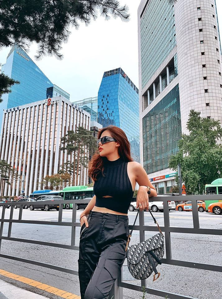 Cô nàng có gu thời trang hiện đại, cá tính, song không kém phần quyến rũ.