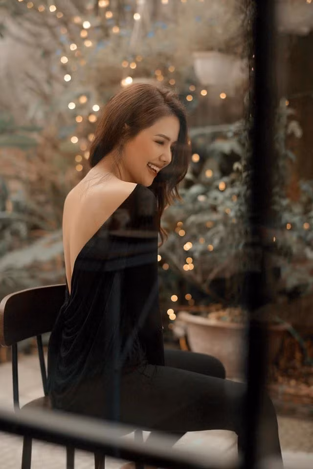 Phanh Lee tên thật là Lê Phương Anh, sinh năm 1990. Cô là một trong những hot girl đời đầu khá nổi với giới trẻ Hà thành.