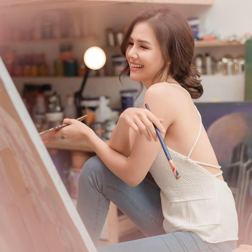 Trên trang cá nhân, hot girl thường xuyên đăng ảnh khoe body quyến rũ.